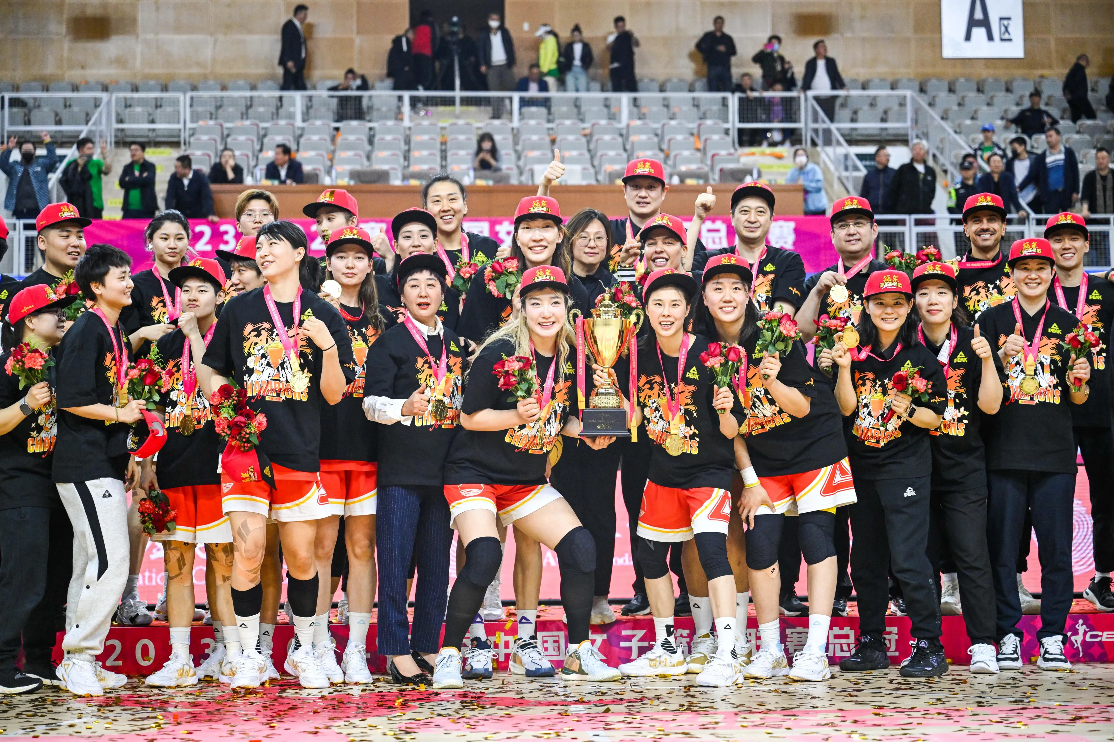 辽宁宏远捧起cba总决赛冠军奖杯,取得2024年荣耀的简单介绍 辽宁宏远捧起cba总决赛冠军奖杯,取得2024年荣耀的简单介绍