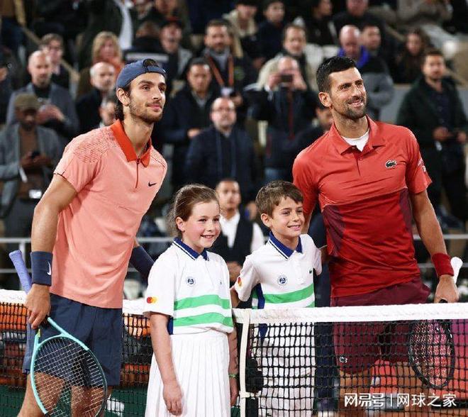 关于意大利网球队鏖战法国网球队，费德勒送出助攻的信息