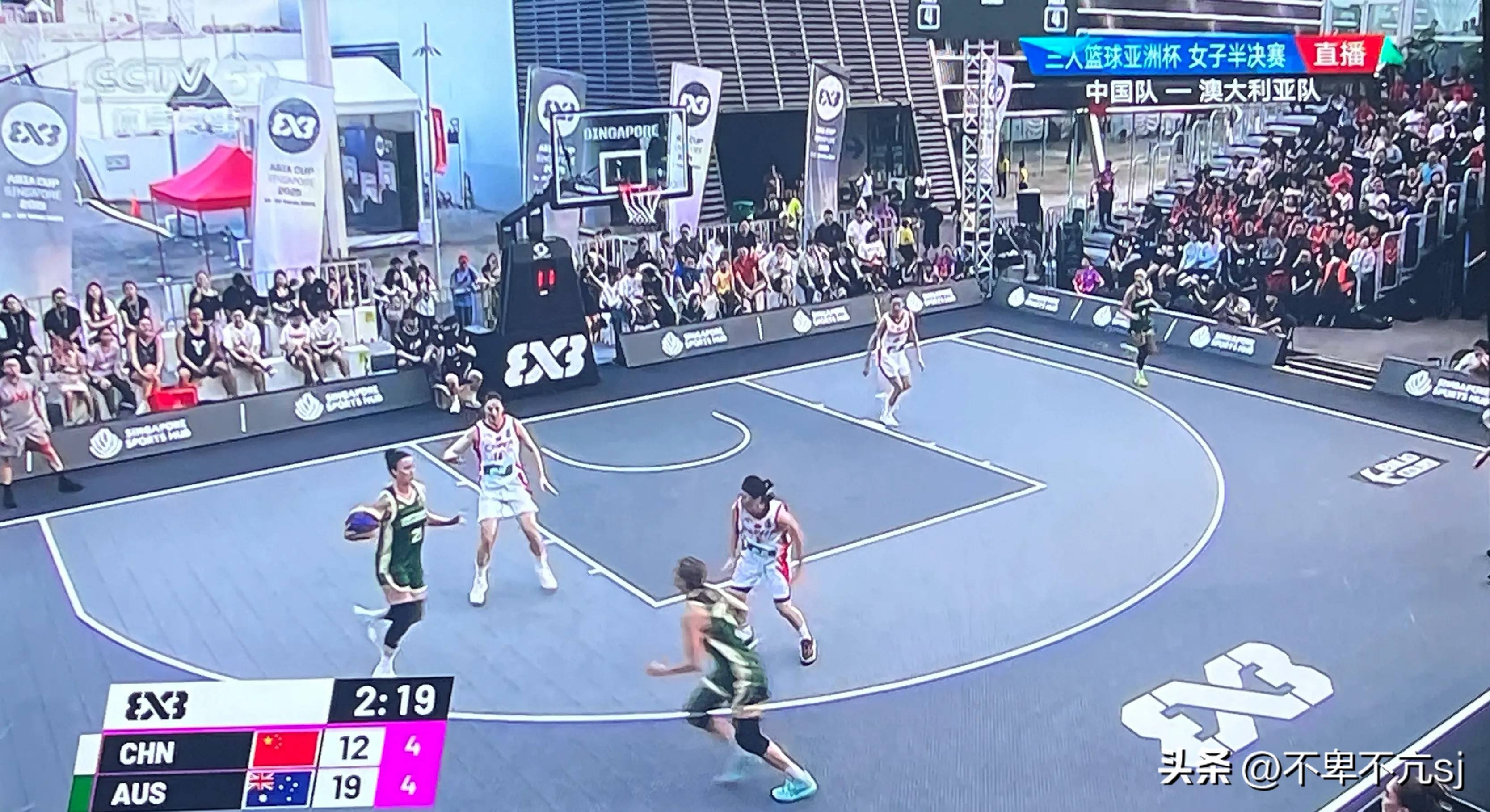 亚洲篮球赛场热闹异常，球迷争相观战的简单介绍