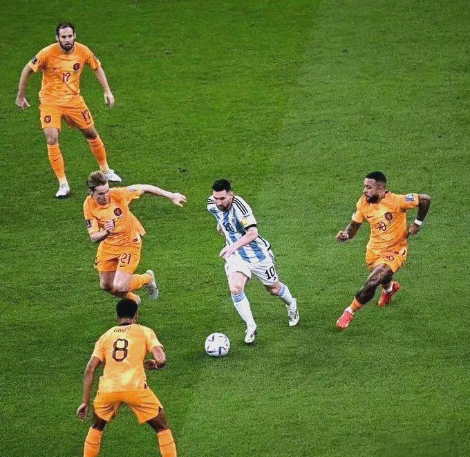 阿根廷队在比赛中获得惊险胜利，晋级