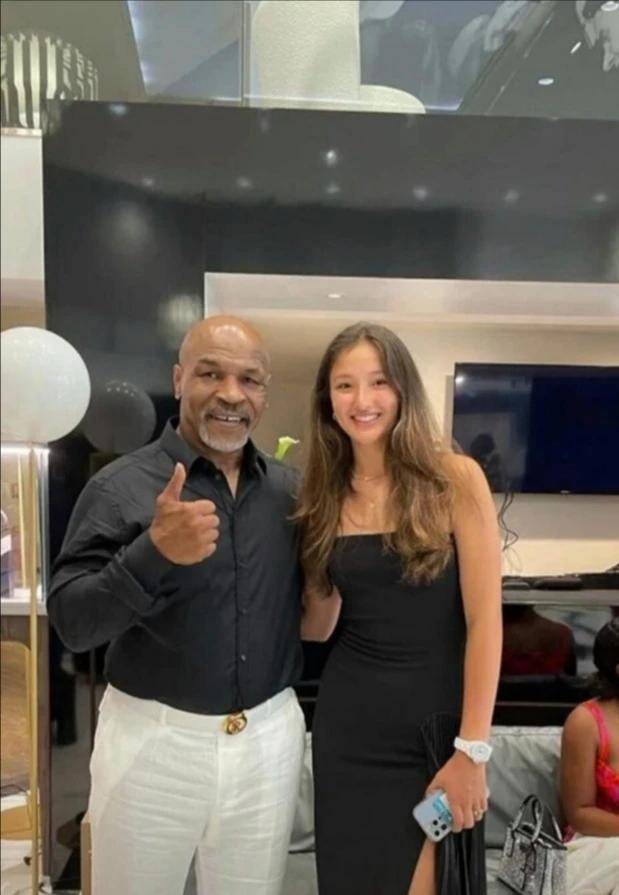 包含菲律宾拳击名将凭借实力夺冠，霸气登场的词条