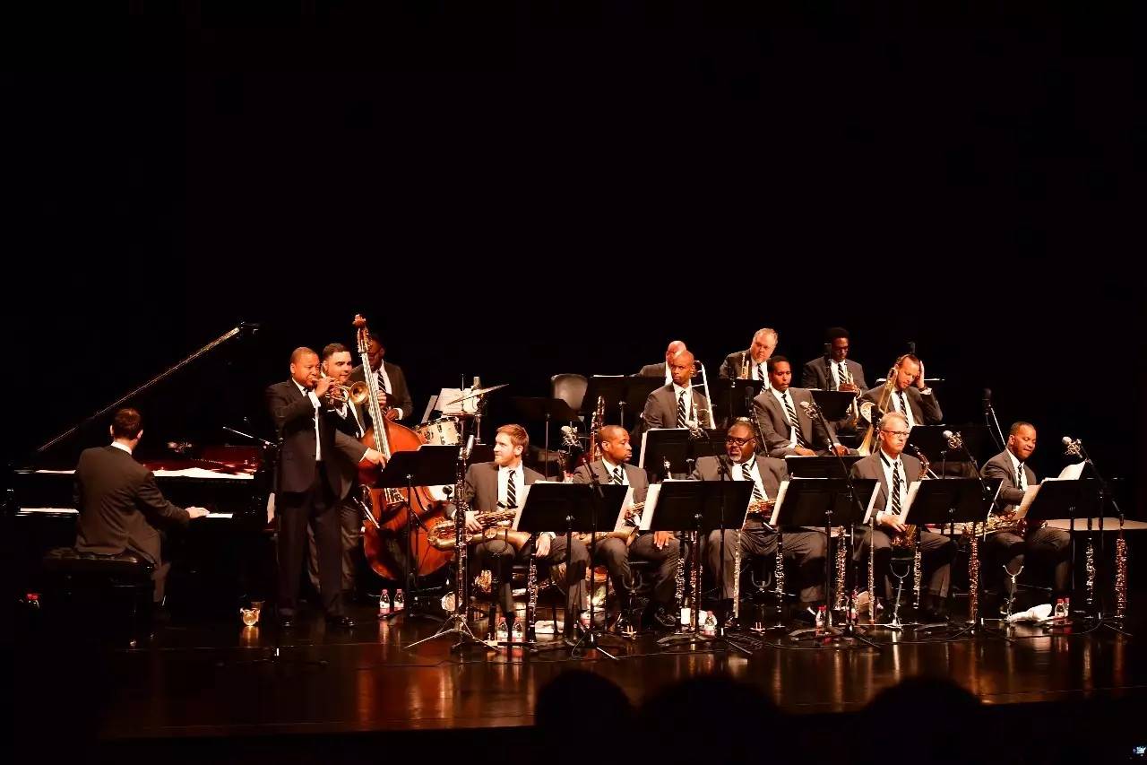 爵士队成员合作默契，以团队实力夺得胜利