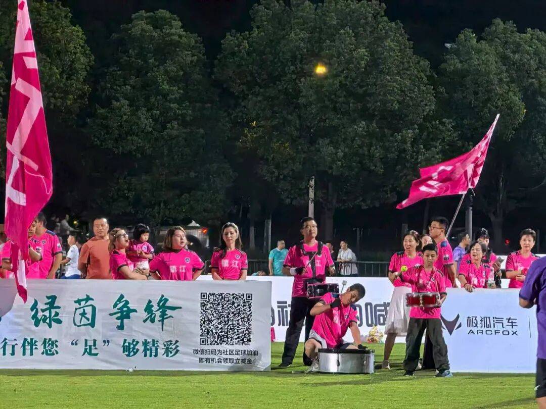 比赛波澜壮阔，球员们奋力奔跑，为荣誉而战