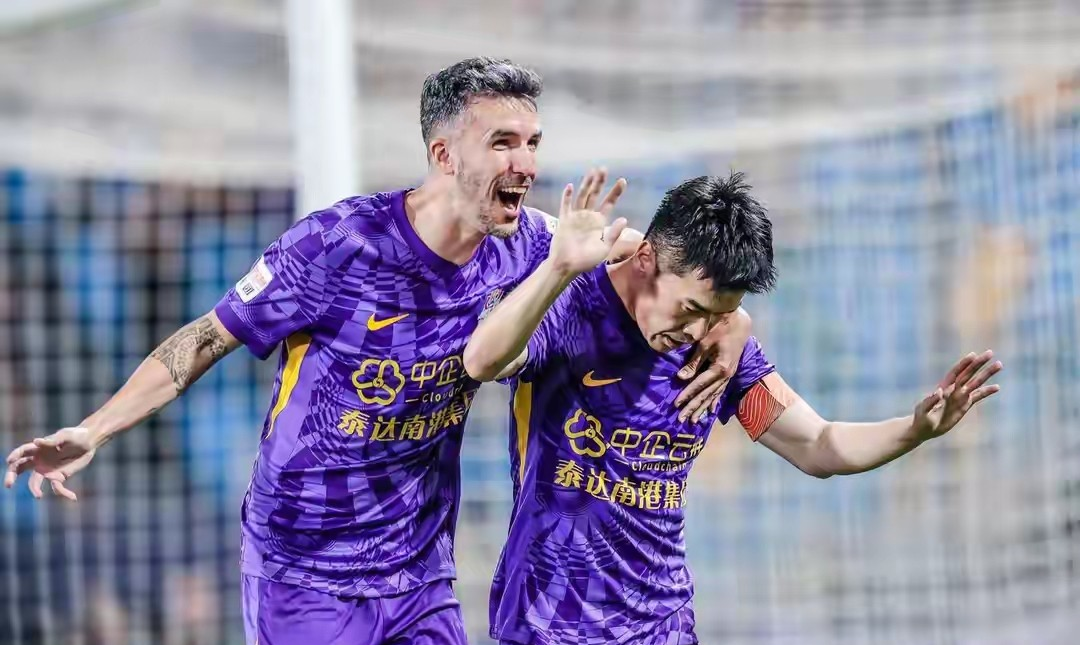 对手失误连连,球队顺利击败 对手失误连连,球队顺利击败