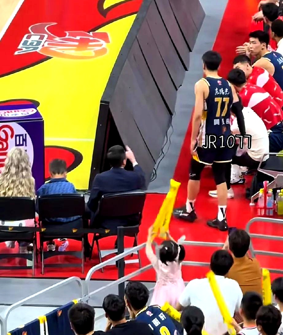 广东球迷热情助阵，赛场气氛揪心激情的简单介绍