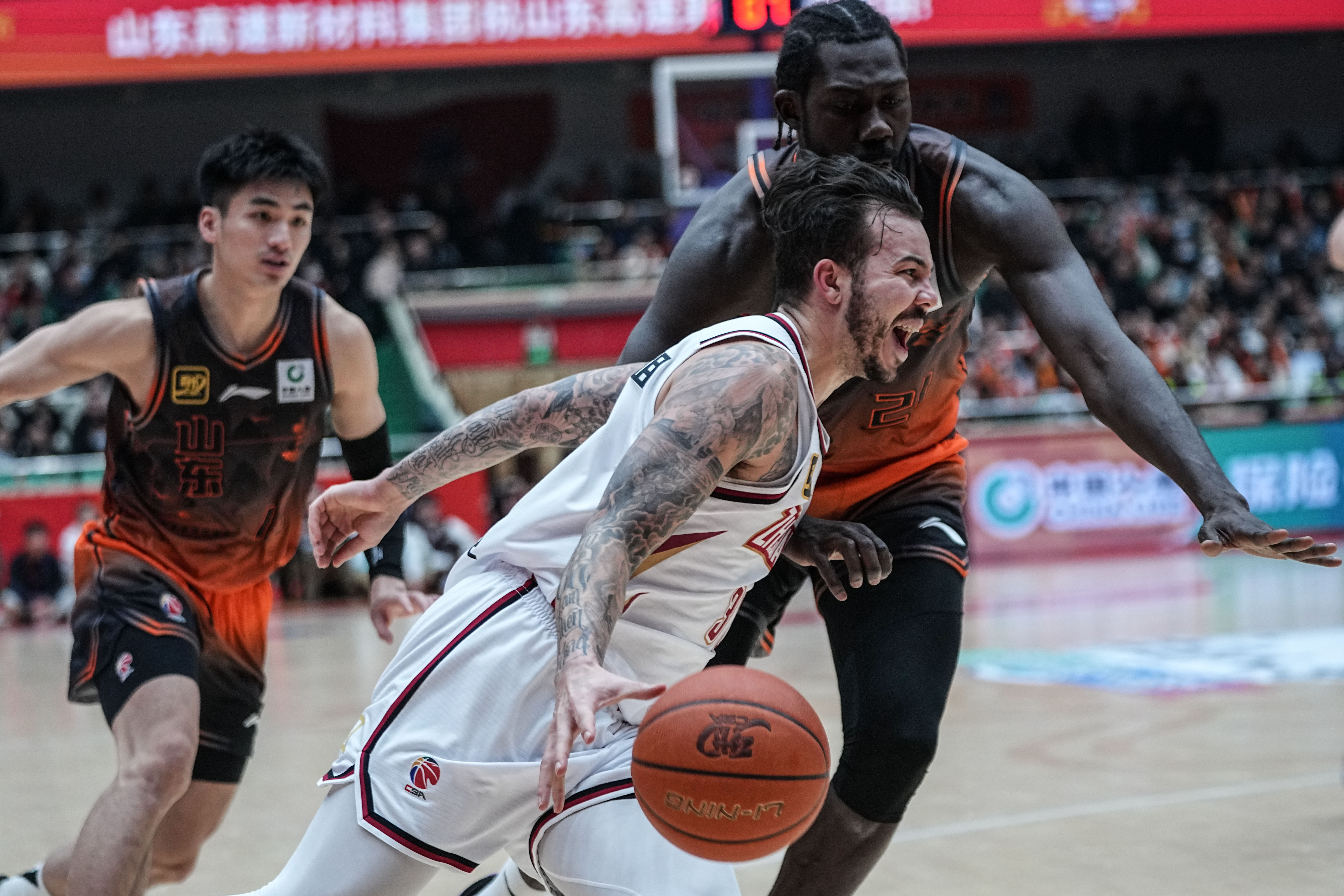 关于职业篮球比赛升温,观众热情高涨的信息 关于职业篮球比赛升温,观众热情高涨的信息