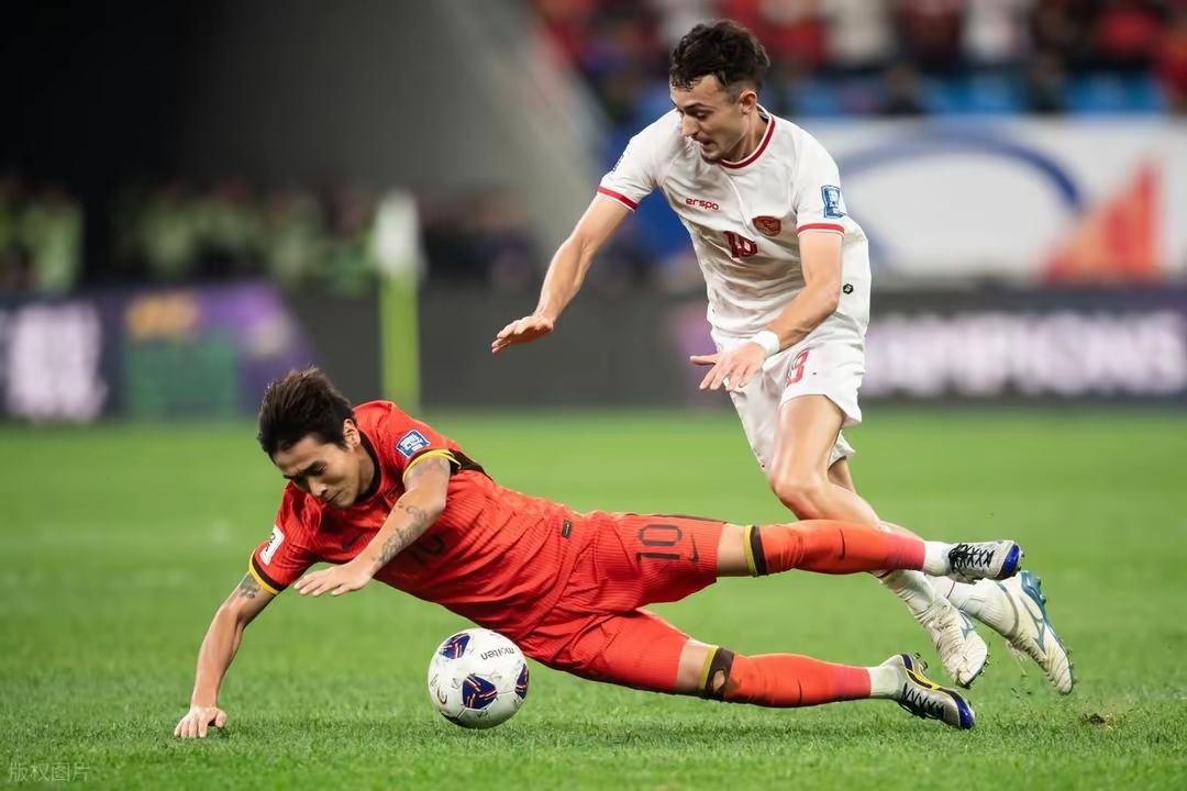 开云官网-国际足球赛场上发生惊险一幕，球队实力对决
