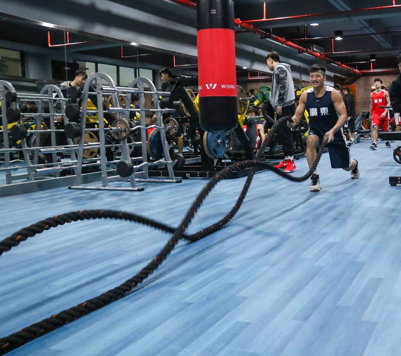 瑟尔塔队完成战术训练备战下一场比赛