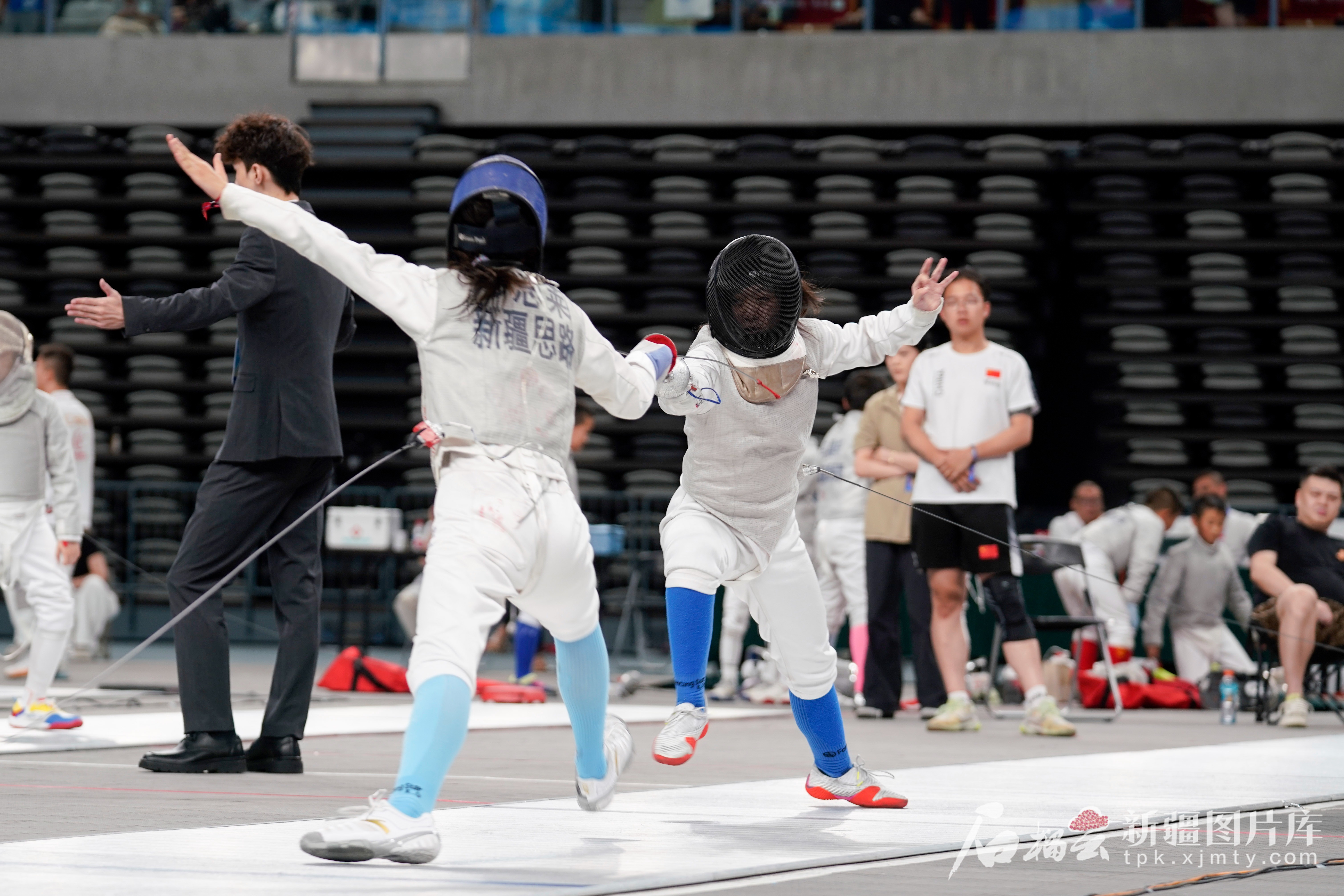 开云体育官网-男子击剑比赛中出现激烈对决