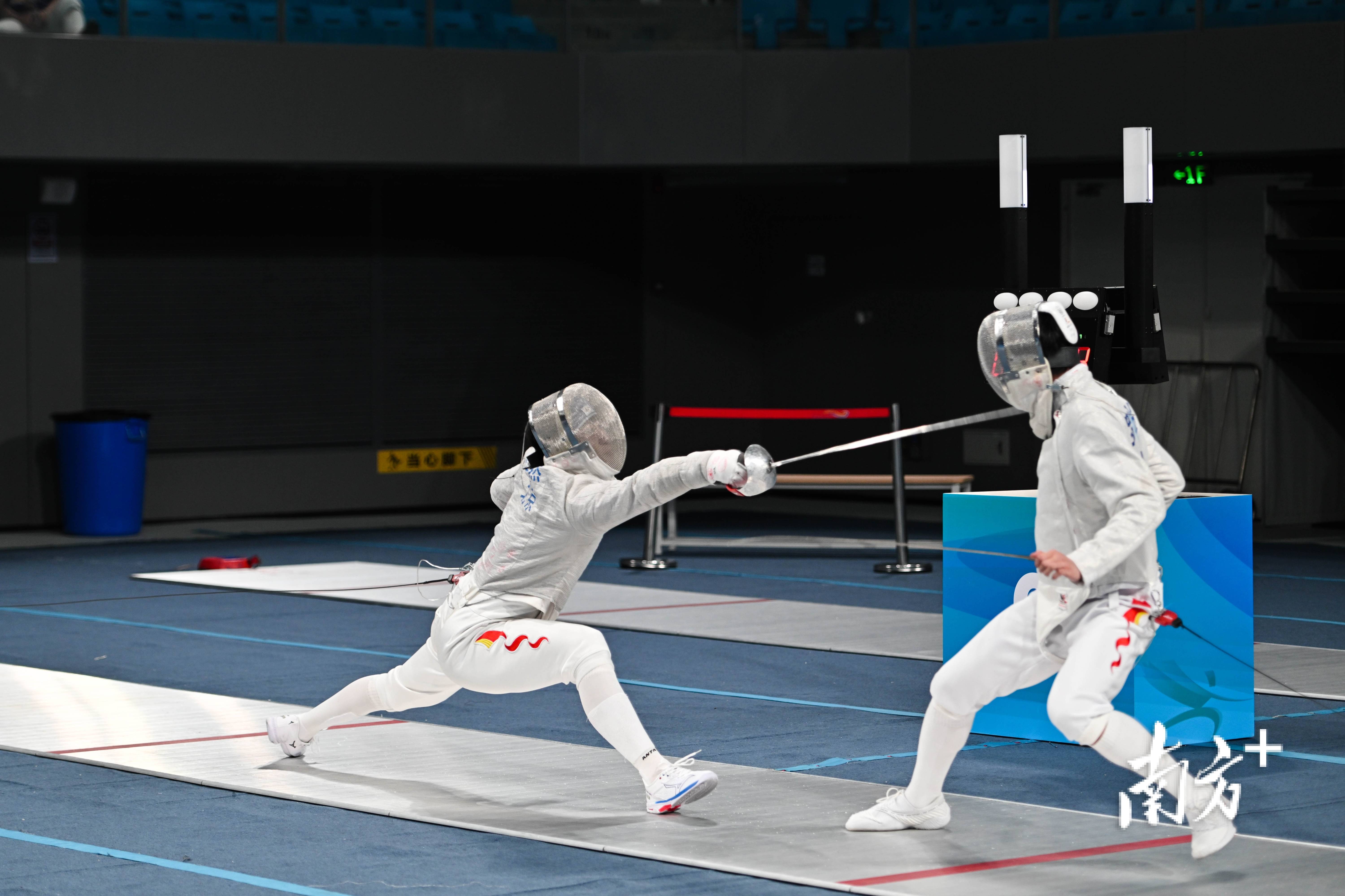 男子击剑比赛中出现激烈对决