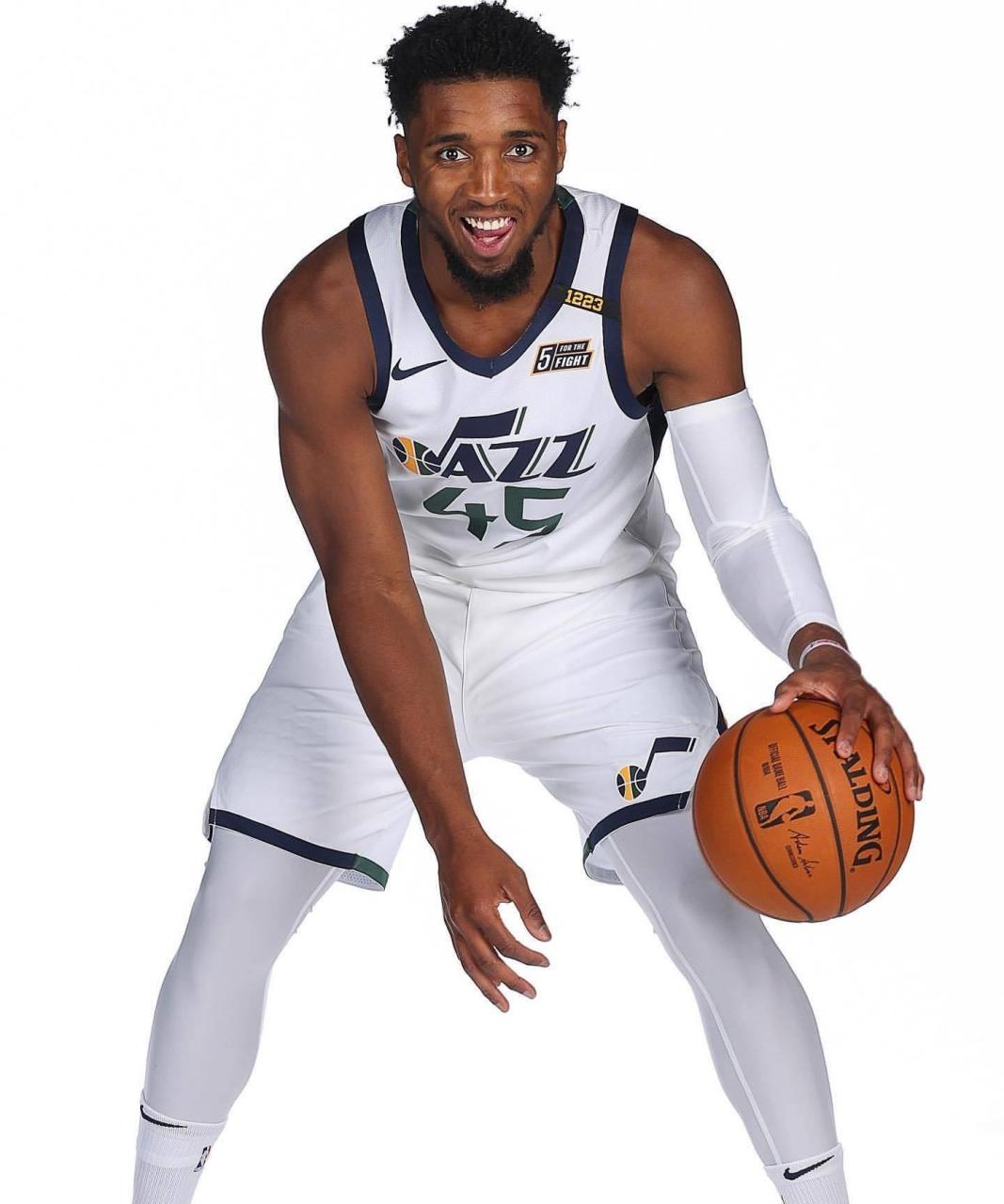 关于灰熊力克深圳队，米切尔扛起全队的信息