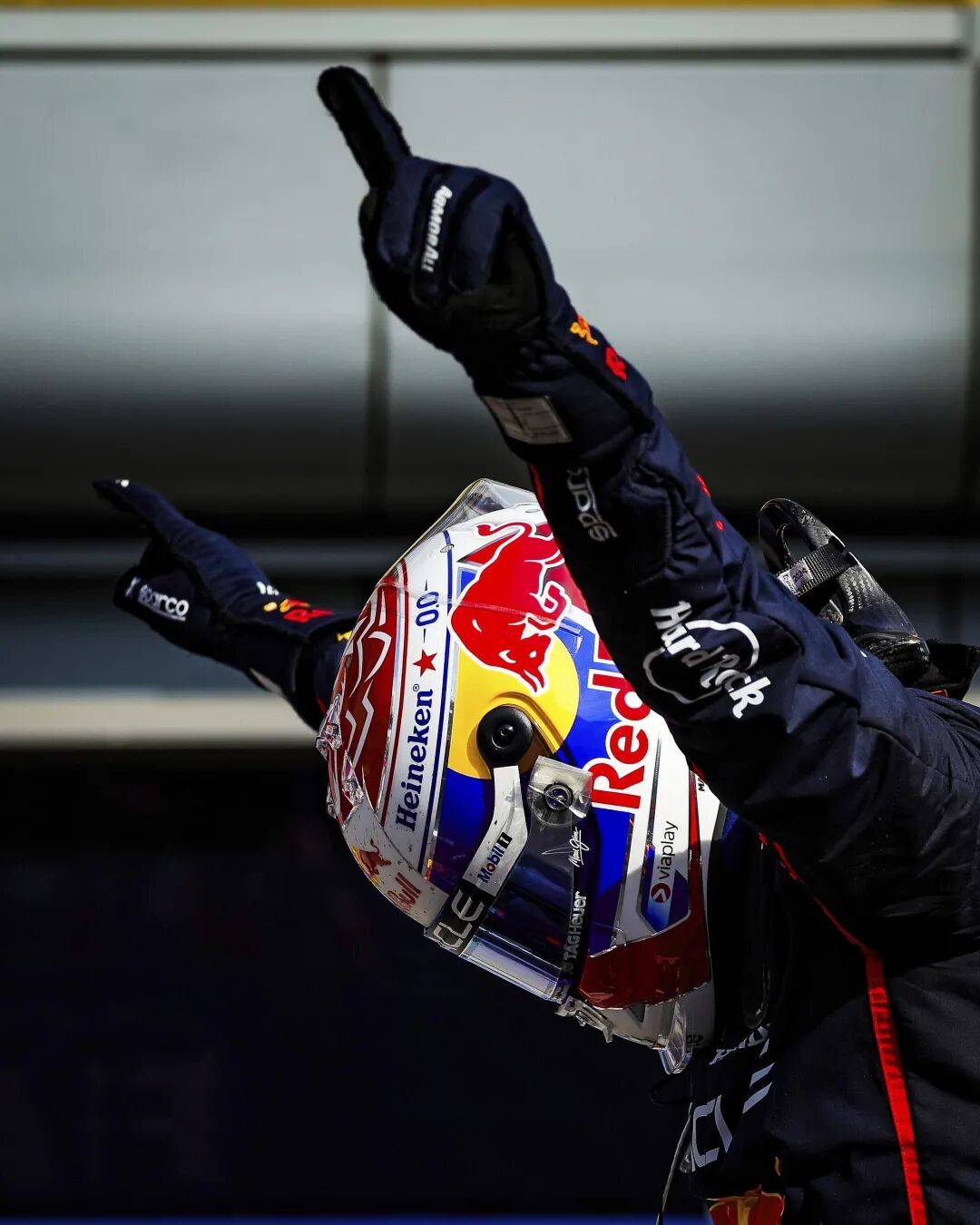 关于红牛车队鏖战索伯车队,汉密尔顿惊艳四座的信息 关于红牛车队鏖战索伯车队,汉密尔顿惊艳四座的信息