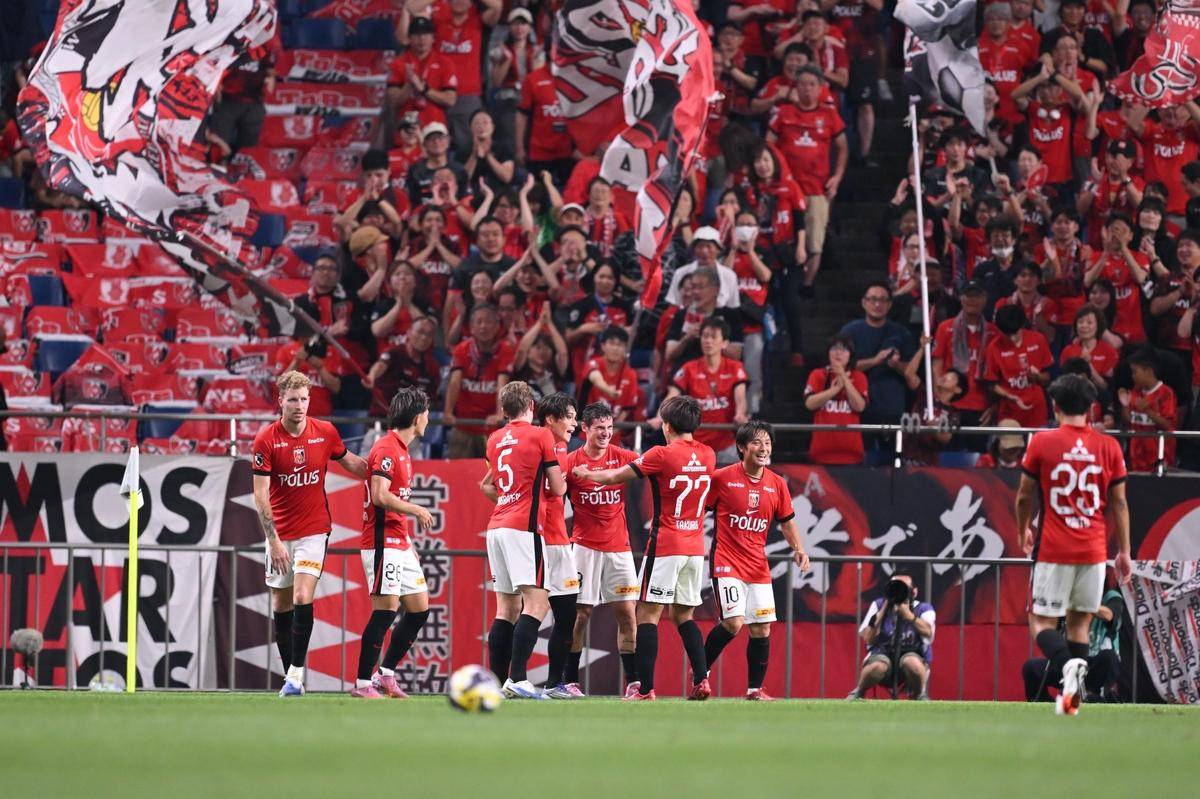 巴萨横扫希腊，凯恩扛起全队