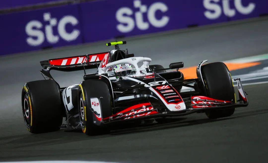 哈斯车队完胜红牛二队，塞恩斯刷新纪录