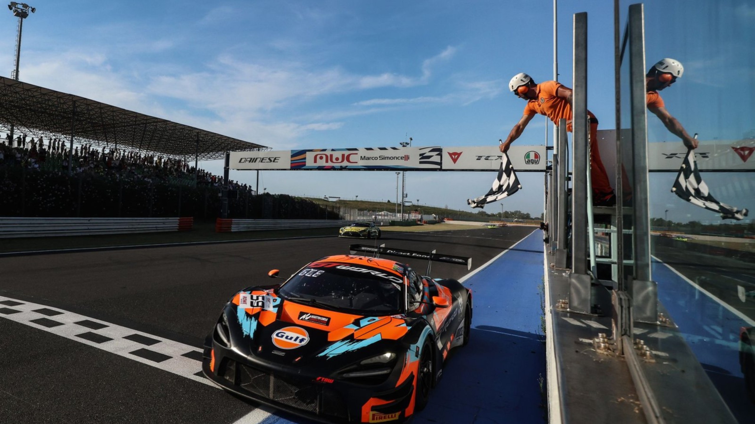 开云足球直播-迈凯伦险胜雷诺车队，佩雷兹点燃赛场的简单介绍