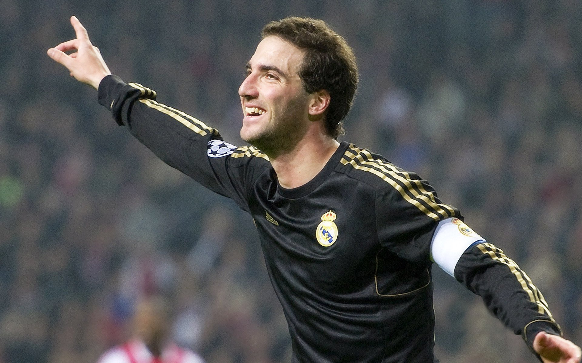 开云体育平台APP-欧冠淘汰赛之夜，皮克连续得分拉开差距，铸就传奇时刻